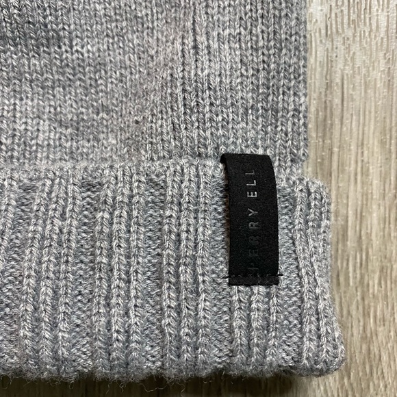 Grey “ Perry Ellis “ beanie - Picture 2 of 3